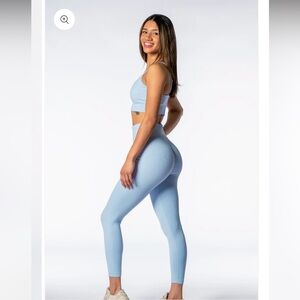 THE NEW ERA PERFORMANCE
LEGGINGS IN POWDER BLUE, S